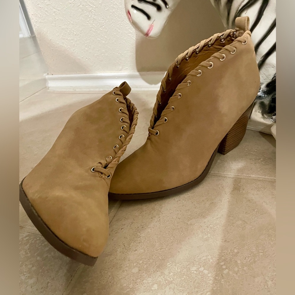 NWOT BEAST FASHION Open front Ankle lace up Bootie tan faux suede 3” heel SZ 9